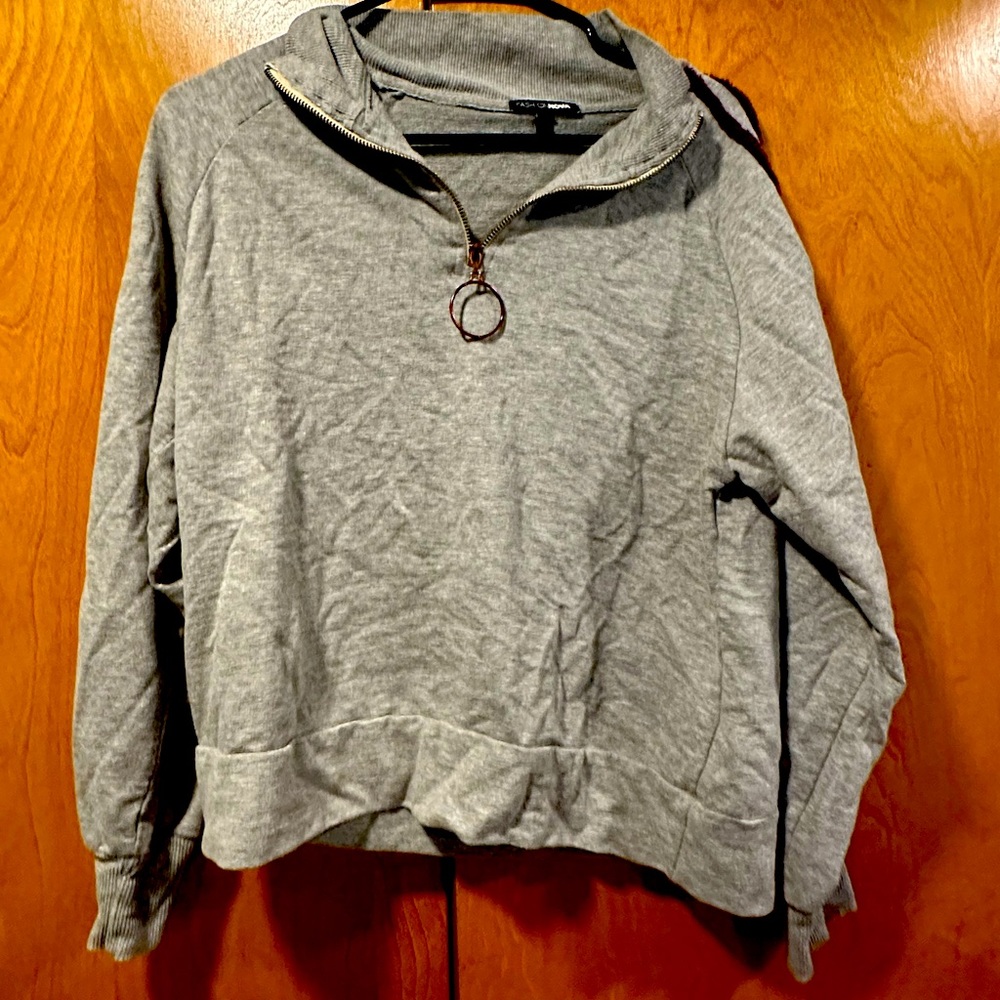 Fashion Nova Gray/Maroon Cropped Sweatshirt